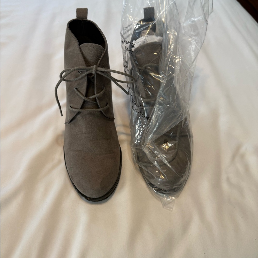 NWOT Women’s Gray  Lace-Up Wedge Bootie